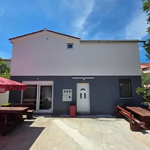 https://vanessa-apartments-starigrad-paklenica.hotelinzadar.com